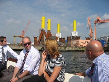 Foto: Guests on a sight-seeing tour of the harbour in Emden on board the motor boat Falderndelft>
<br><br>
<a href=